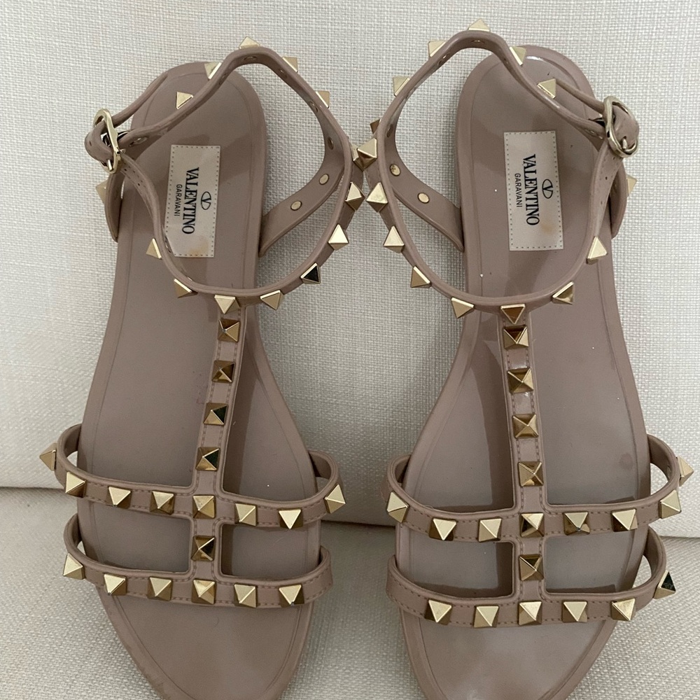 Valentino Poudre ROCKSTUD FLAT RUBBER SANDAL